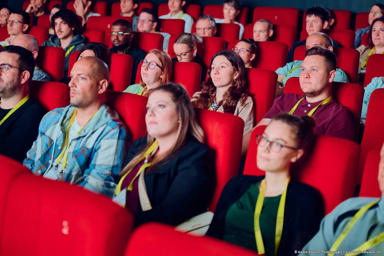 Menschen im Kino sitzend