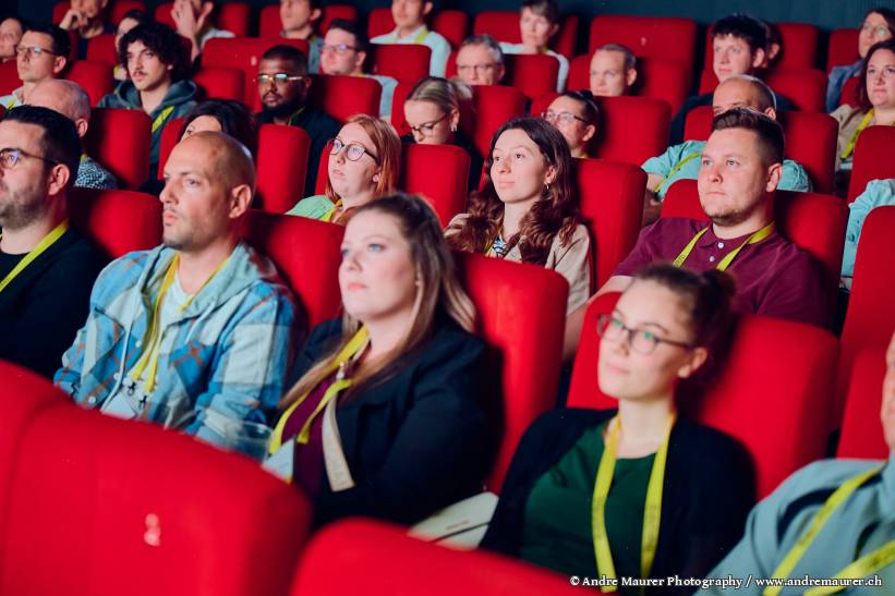 Menschen im Kino sitzend