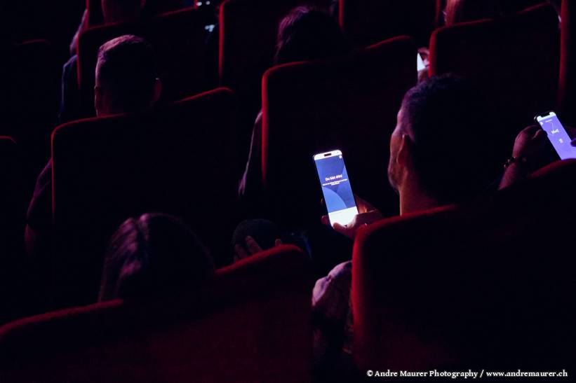 Menschen nehmen am Livequiz teil